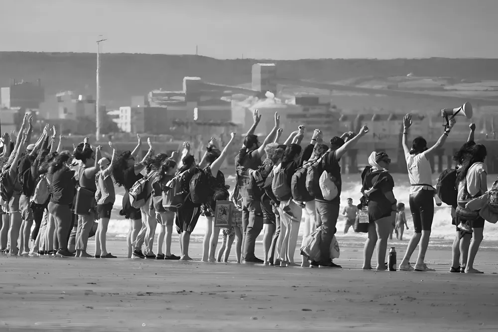 agua-potable_en_mar_del_plata_negocio_inmobiliario-petrolera-agotoxicos-06-1024x683_Nero AI_Photo_x4