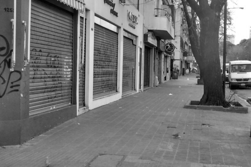 persianas_bajas_en_los_comercios_de_once.jpg_158021514