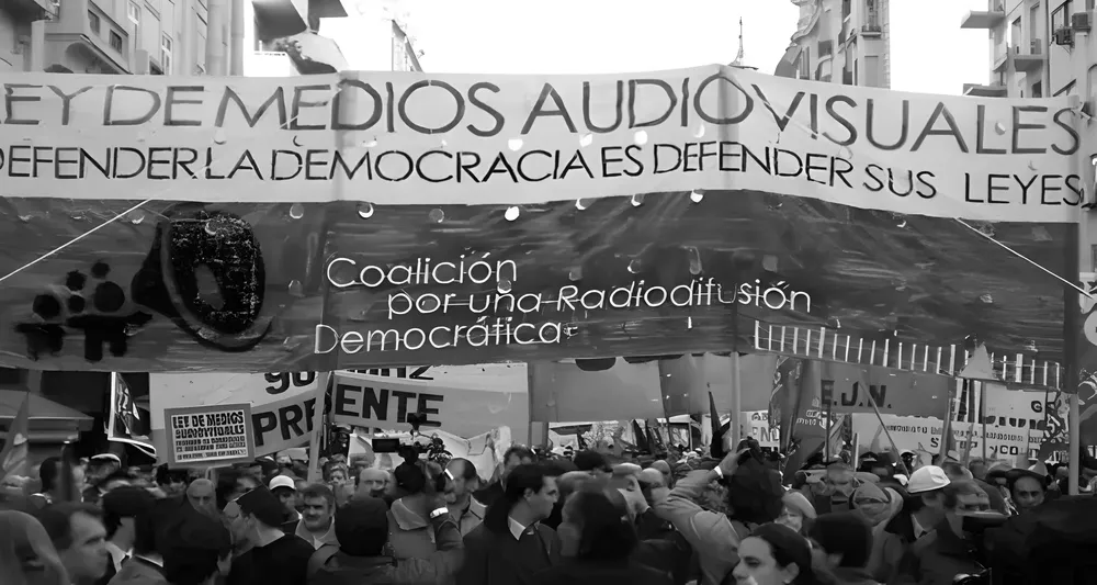 ley-de-medios_Nero AI_Photo_x4